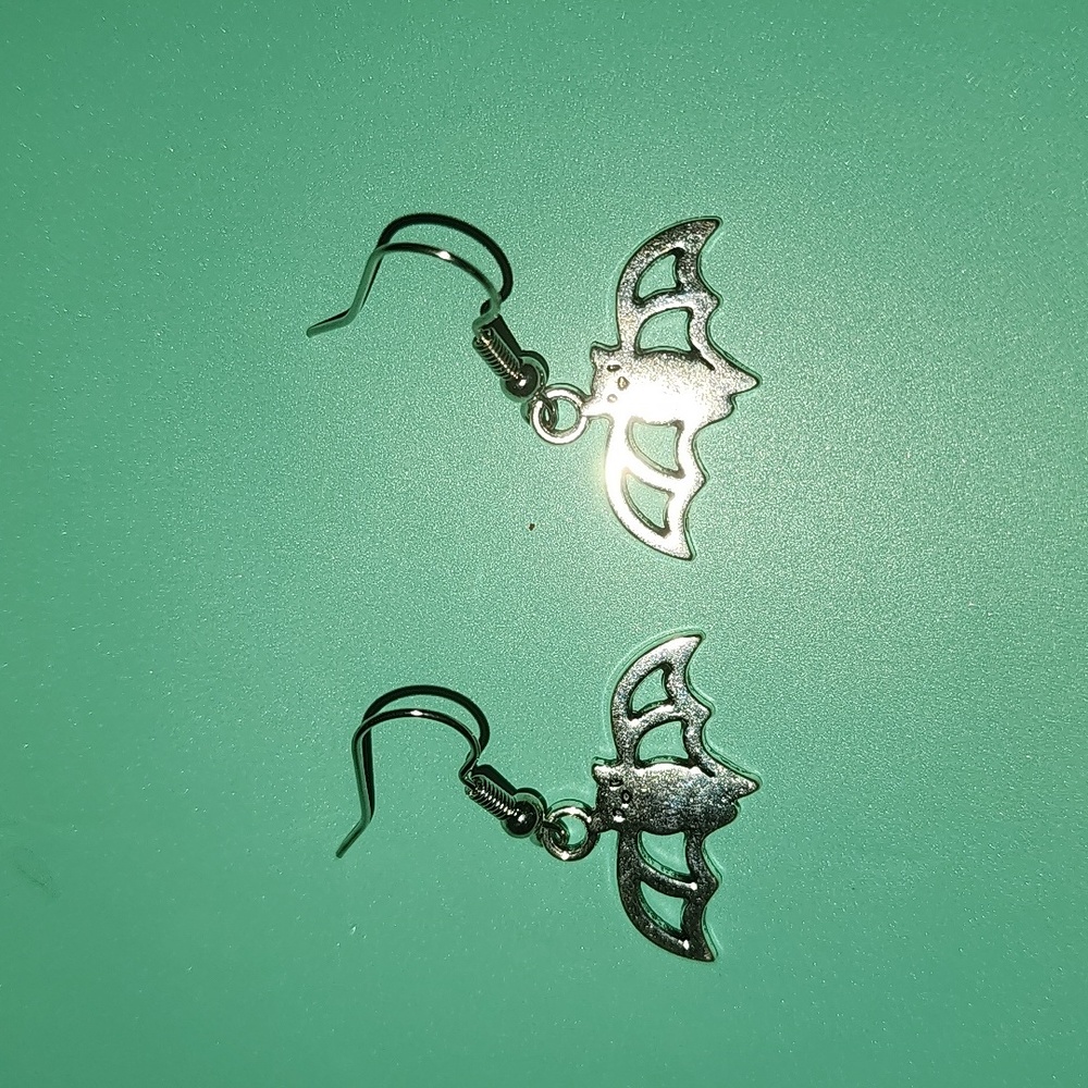 🎆 Silver Bat Dangle Earrings | Goth Witchy Jewelry | Halloween Style | OS